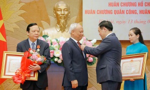 Chủ tịch Quốc hội Vương Đình Huệ trao Huân chương Hồ Chí Minh, Huân chương Quân công tặng lãnh đạo, nguyên lãnh đạo Quốc hội