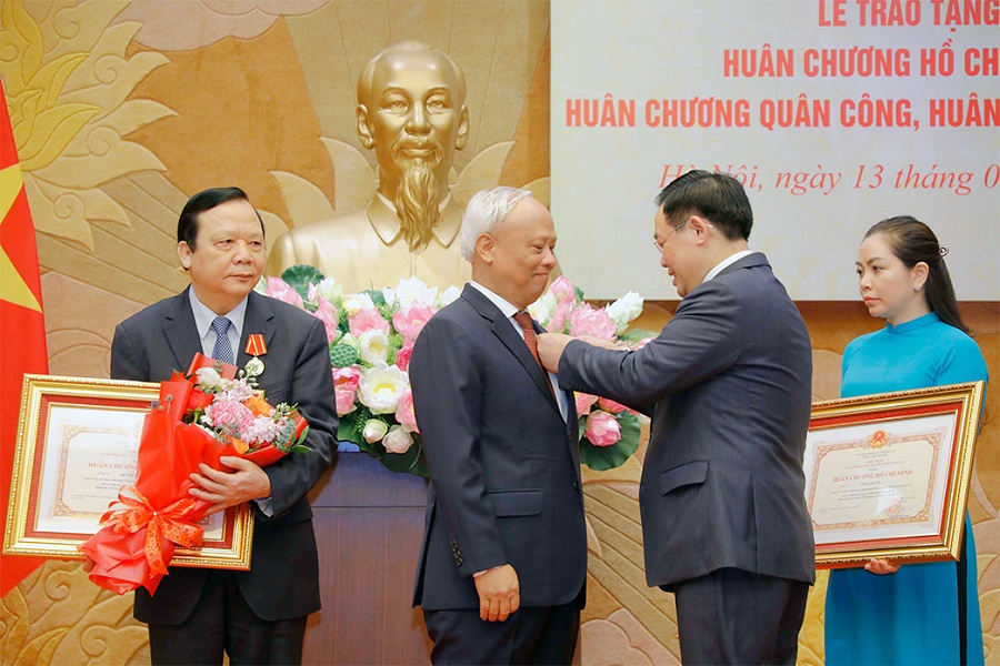 Chủ tịch Quốc hội Vương Đình Huệ trao Huân chương Hồ Chí Minh cho nguyên Phó Chủ tịch Quốc hội Uông Chu Lưu.
