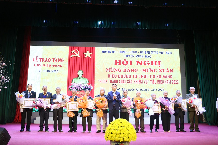 Huyện ủy Vĩnh Bảo tổ chức trao Huy hiệu Đảng cho đảng viên 60 năm tuổi đảng đợt 3-2-2023.