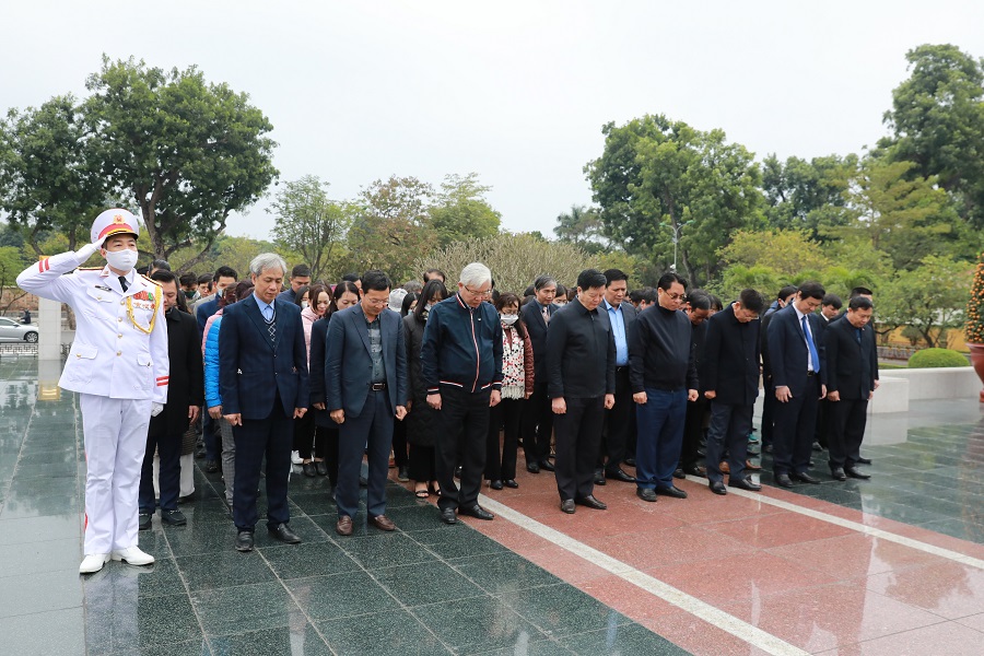 Đoàn Ban Tổ chức Trung ương kính cẩn nghiêng mình trước vong linh các anh hùng liệt sỹ tại Đài tưởng niệm các Anh hùng liệt sỹ, đường Bắc Sơn (Hà Nội).