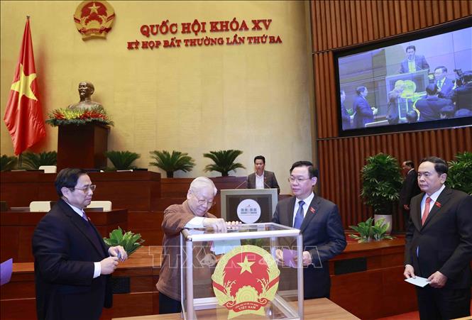 Tổng Bí thư Nguyễn Phú Trọng và các đồng chí lãnh đạo Đảng, Nhà nước bỏ phiếu miễn nhiệm Chủ tịch nước Nguyễn Xuân Phúc.
