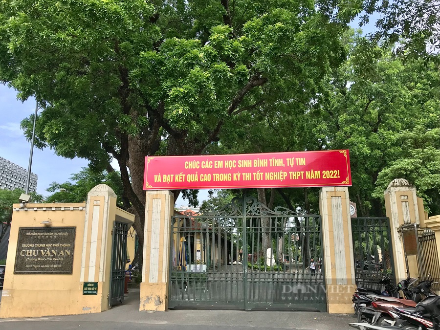 Trường THPT Chu Văn An là một trong những ngôi trường cổ lâu đời nhất ở Hà Nội.