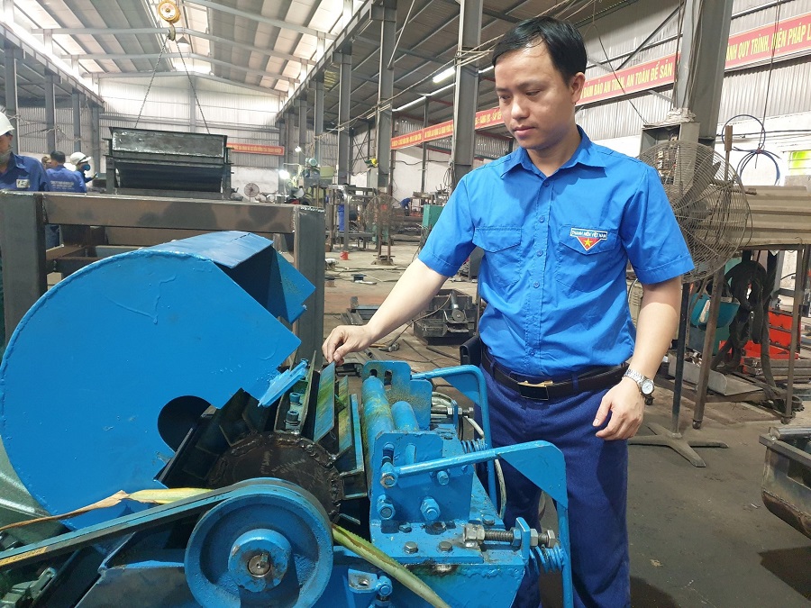 Kỹ sư Hồ Xuân Vinh bên sáng chế máy tách sợi chuối (Ảnh: TL).