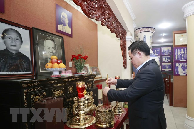 Chủ tịch Quốc hội Vương Đình Huệ dâng hương tưởng nhớcố Chủ tịch Quốc hội Nguyễn Hữu Thọ.