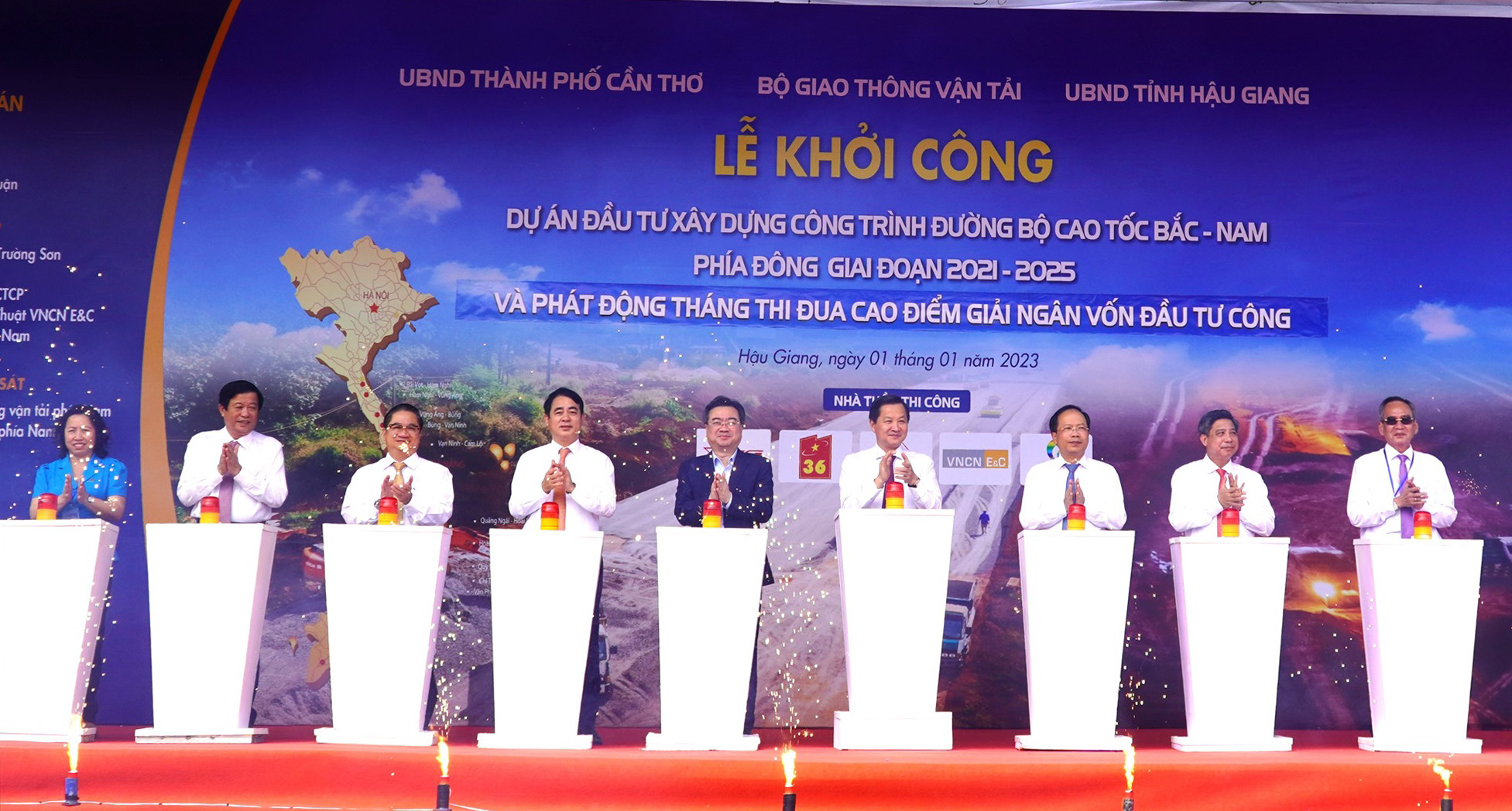 Phó Thủ tướng Chính phủ Lê Minh Khái (thứ 3 từ trái sang) cùng lãnh đạo các bộ, ngành, tỉnh, thành phố, đại diện chủ đầu tư đã thực hiện nghi thức nhấn nút khởi công dự án (Ảnh: Văn Sỹ).