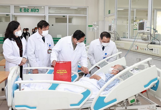 Thủ tướng Phạm Minh Chính thăm, chúc Tết bệnh nhân đang điều trị tại Bệnh viện Bệnh nhiệt đới Trung ương. (Ảnh: Dương Giang/TTXVN).