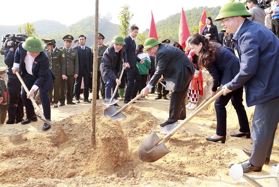 Chủ tịch Quốc hội Vương Đình Huệ tham gia trồng cây tại xã Chân Sơn, huyện Yên Sơn, tỉnh Tuyên Quang.