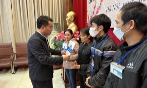 BHXH Việt Nam: Trao tặng 200 suất quà cho bệnh nhân BHYT có hoàn cảnh khó khăn nhân dịp Xuân Quý Mão 2023
