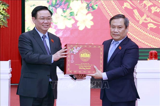 Chủ tịch Quốc hội Vương Đình Huệ tặng quà Tết cho Ban Thường vụ Tỉnh uỷ Quảng Bình. Ảnh: Doãn Tấn - TTXVN