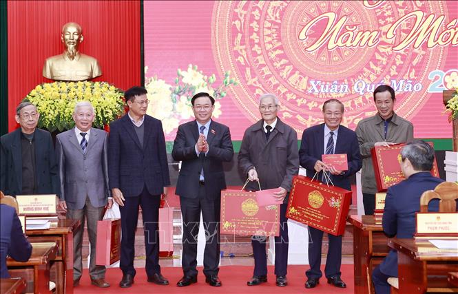 Chủ tịch Quốc hội Vương Đình Huệ tặng quà Tết cho các đồng chí lãnh đạo đã nghỉ hưu của tỉnh Quảng Bình. Ảnh: Doãn Tấn/TTXVN