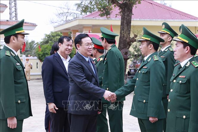 Chủ tịch Quốc hội Vương Đình Huệ với cán bộ Đồn Biên phòng Nhật Lệ, Quảng Bình.