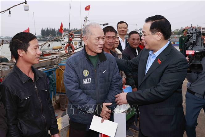 Chủ tịch Quốc hội Vương Đình Huệ tặng quà cho ngư dân tại Khu neo đậu tàu thuyền Cửa Phú.