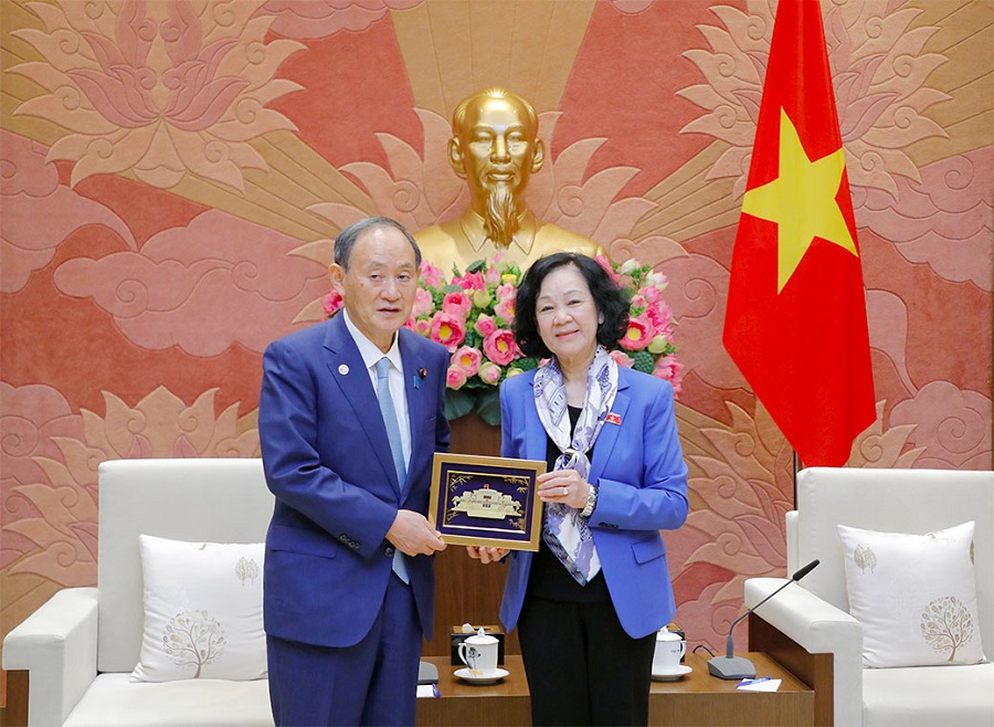 Trưởng Ban Tổ chức Trung ương Trương Thị Mai tặng quà lưu niệm cho Cố vấn Liên minh Nghị sĩ hữu nghị Nhật Bản-Việt Nam Suga Yoshihide.