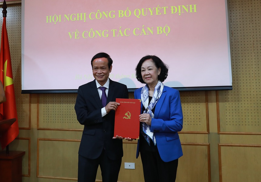 Đồng chí Trương Thị Mai trao quyết định bổ nhiệm cho đồng chí Nguyễn Kim Minh.