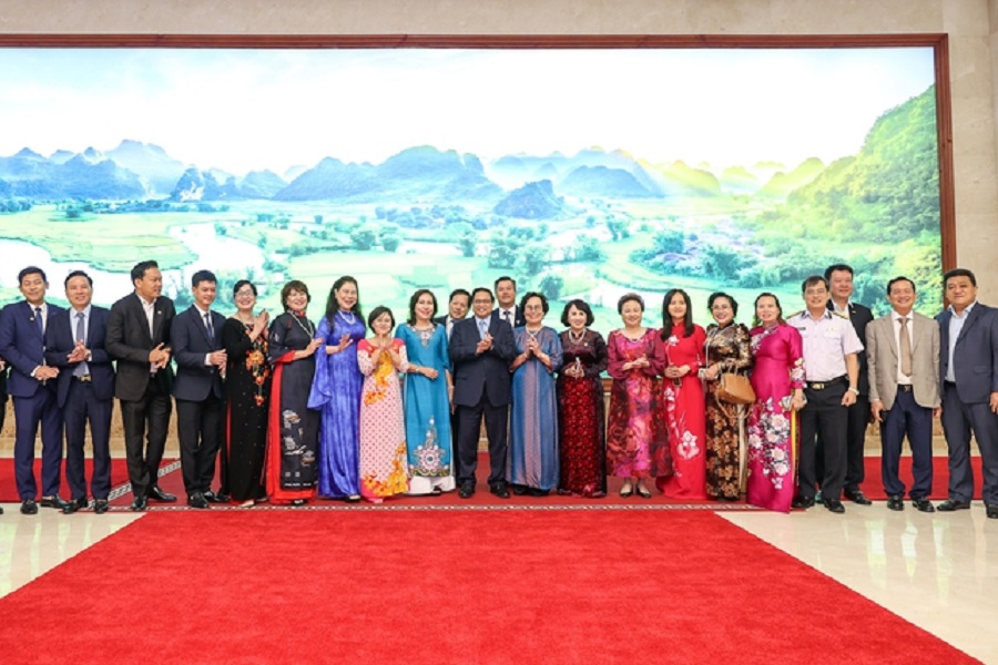 Thủ tướng Phạm Minh Chính và các đại biểu tham dự buổi gặp mặt, trong đó có các doanh nhân nữ tiêu biểu. Ảnh: VGP/Nhật Bắc.