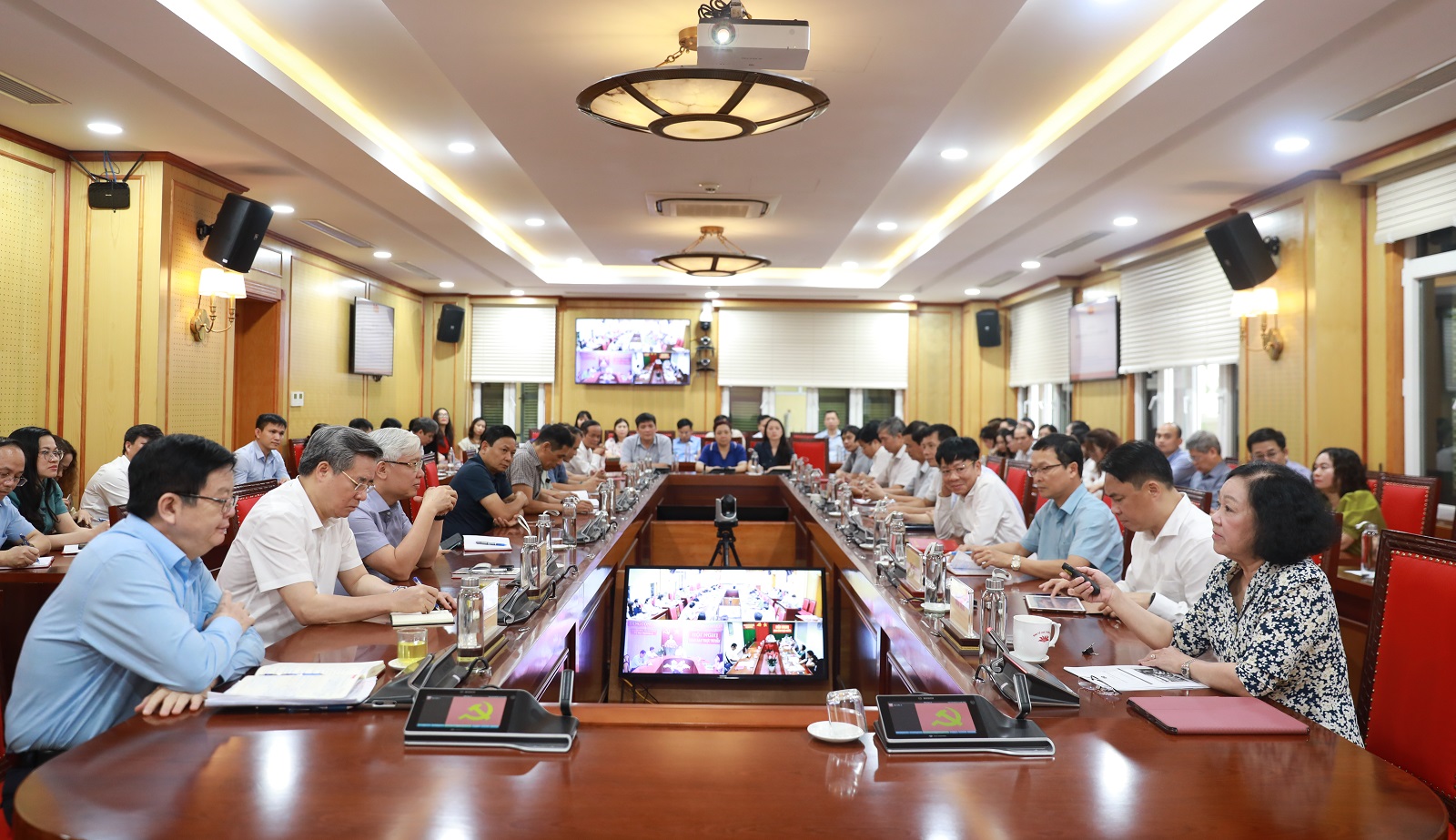 Đ/c Trương Thị Mai truyền đạt kết quả của Hội nghị Trung ương 8 (khóa XIII).