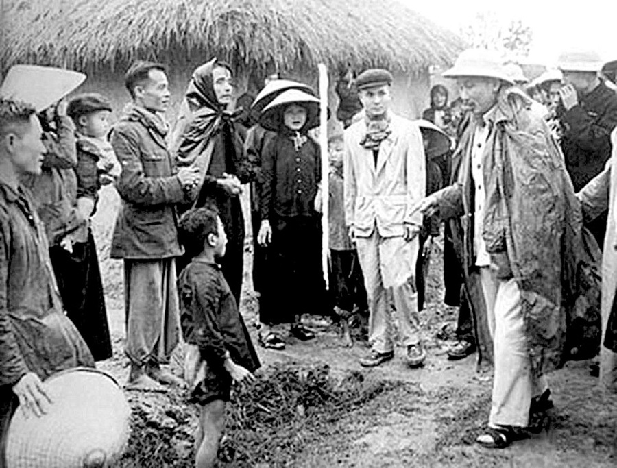 Bác Hồ thăm hỏi nhân dân xã Tân Phong, huyện Bình Xuyên, tỉnh Vĩnh Phúc (12-2-1956). Ảnh: Tư liệu.