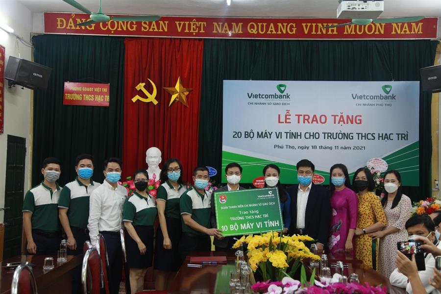 Đoàn thanh niên Vietcombank Sở Giao dịch và Vietcombank Phú Thọ trao tặng 20 bộ máy vi tính (mỗi đơn vị 10 bộ) cho Ban giám hiệu trường THCS Hạc Trì (Phú Thọ).