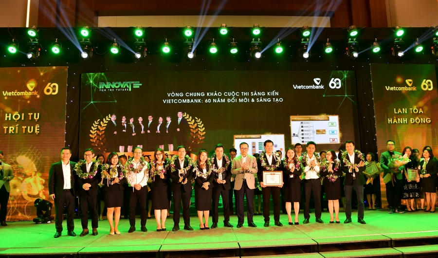 Lãnh đạo Vietcombank trao giải thưởng và tặng hoa cho nhóm tác giả đạt giải Đặc biệt Cuộc thi 