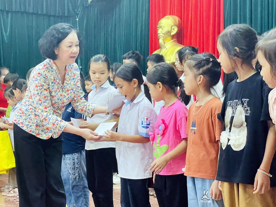 Đồng chí Trương Thị Mai, Ủy viên Bộ Chính trị, Thường trực Ban Bí thư, Trưởng Ban Tổ chức Trung ương tặng quà cho học sinh nghèo vượt khó tại xã Cường Lợi, huyện Na Rì.