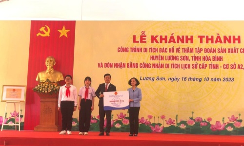 Đồng chí Trương Thị Mai trao tặng học bổng và quà cho trẻ em có hoàn cảnh đặc biệt, khó khăn huyện Lương Sơn, tỉnh Hòa Bình