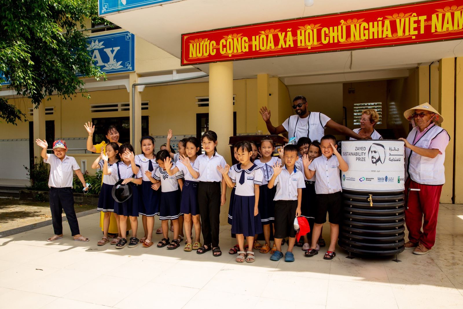 Nước sạch đã về với các em nhỏ tại 3 trường học ở các thôn Nhà Thờ Hoằng Phước, Đại Hồng và Đại Lộc (Quảng Nam). Ảnh: TTXVN