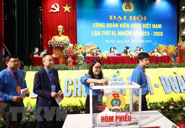 Các đại biểu bỏ phiếu bầu Ban Chấp hành Công đoàn Viên chức Việt Nam nhiệm kỳ 2023-2028. (Ảnh: TTXVN)