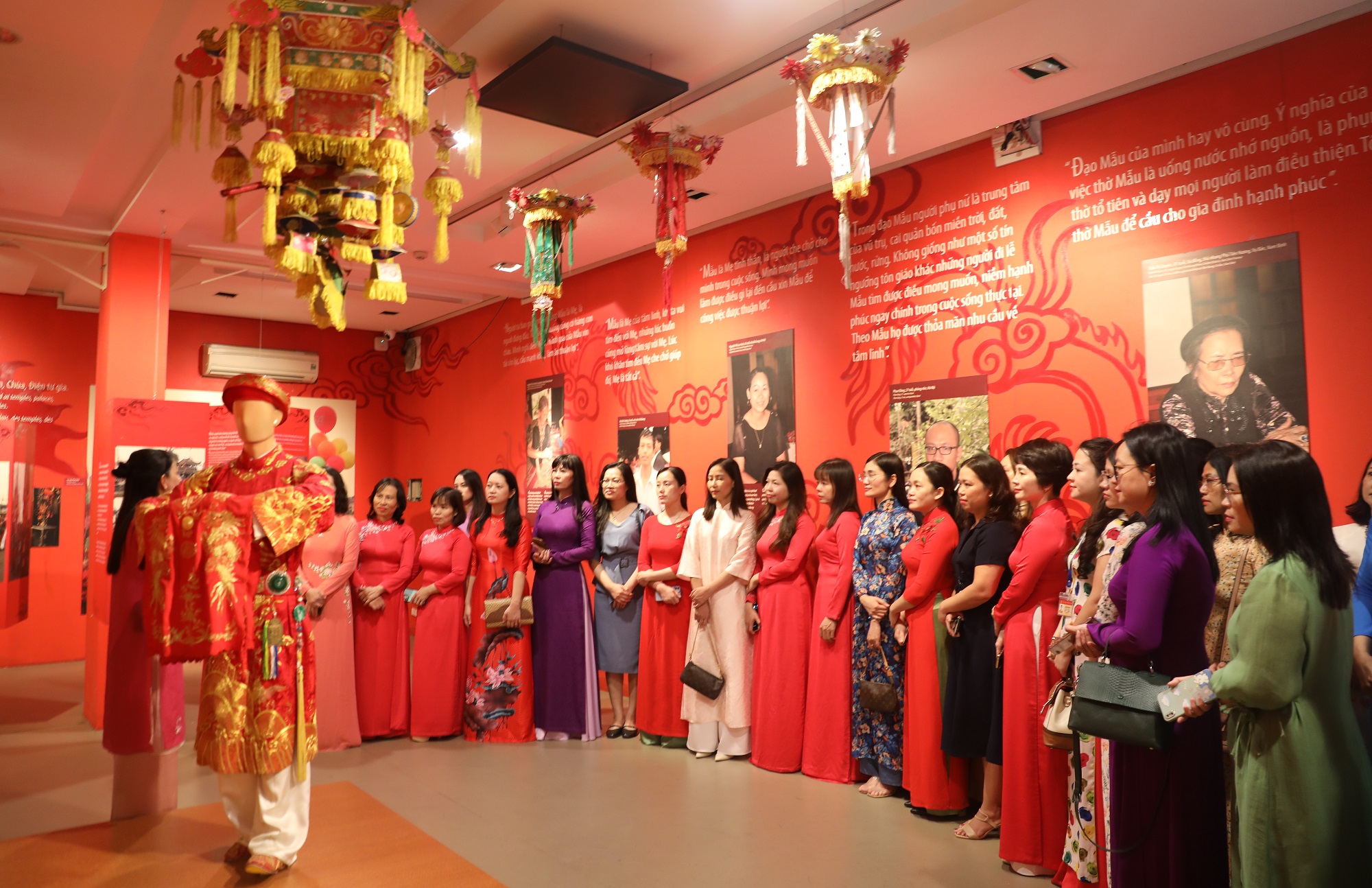 Các nữ cán bộ, công chức, viên chức, người lao động cơ quan thăm Bảo tàng Phụ nữ Việt Nam.