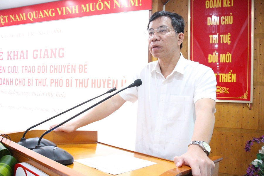 PGS.TS. Vũ Thanh Sơn, Cục trưởng Cục Đào tạo, bồi dưỡng cán bộ, Ban Tổ chức Trung ương phát biểu tại Lễ khai giảng.