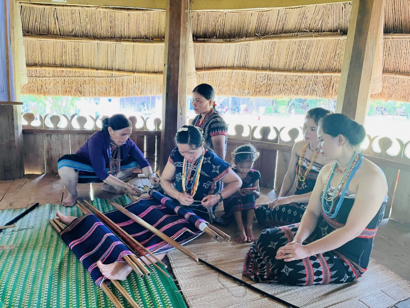 Tại thôn Pơr'ning, xã Lăng hiện có 40 hộ biết dệt, tham gia dệt thổ cẩm.