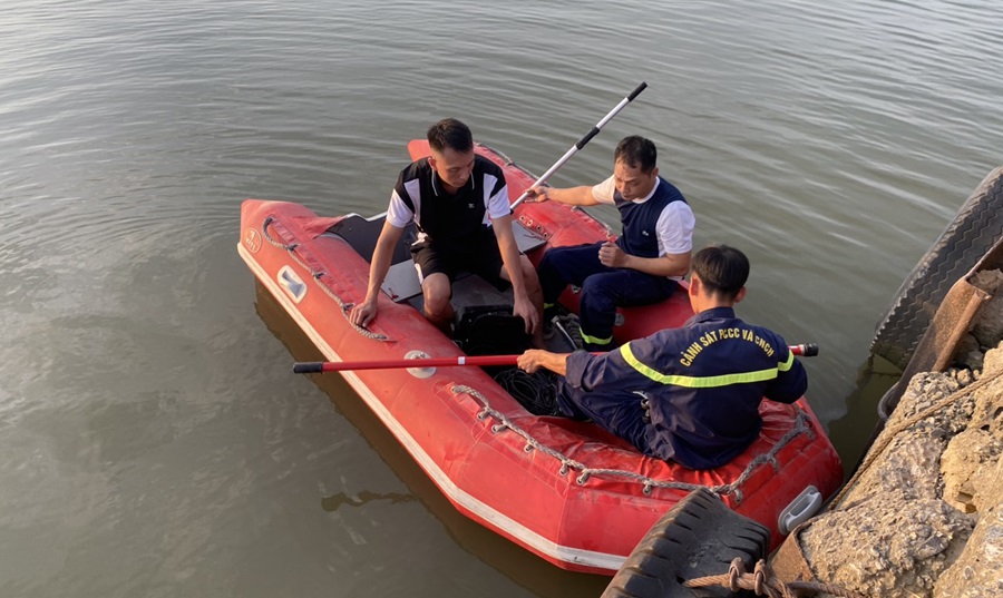 Cán bộ, chiến sĩ Đội Cảnh sát PCCC và CNCH Trên sông, Công an TP. Hải Phòng thực hiện nhiệm vụ cứu nạn trên sông.