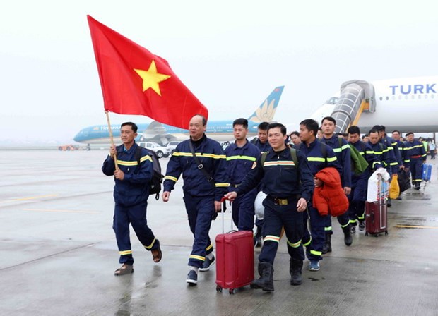 Đội tìm kiếm cứu nạn và cứu hộ Bộ Công an hoàn thành nhiệm vụ tại Thổ Nhĩ Kỳ, về đến sân bay quốc tế Nội Bài. (Ảnh: TTXVN)