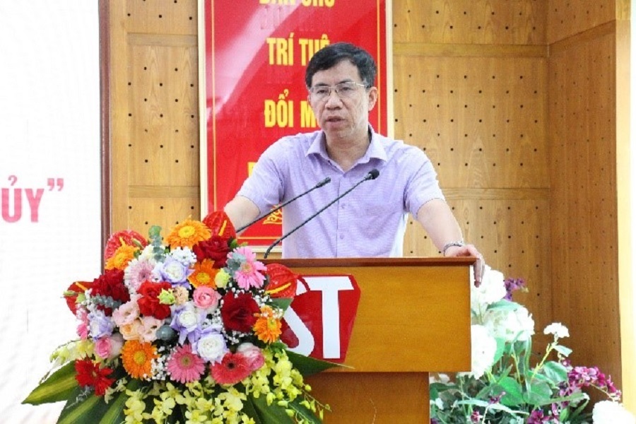 PGS.TS. Vũ Thanh Sơn, Cục trưởng Cục Đào tạo, bồi dưỡng cán bộ, Ban Tổ chức Trung ương phát biểu bế mạc lớp học.
