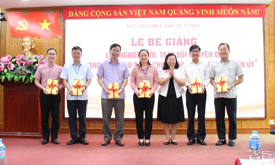 Đồng chí Phạm Thị Thinh, Phó Giám đốc, Phó Tổng Biên tập Nhà xuất bản Chính trị quốc gia Sự thật tặng sách cho các đại biểu và học viên.