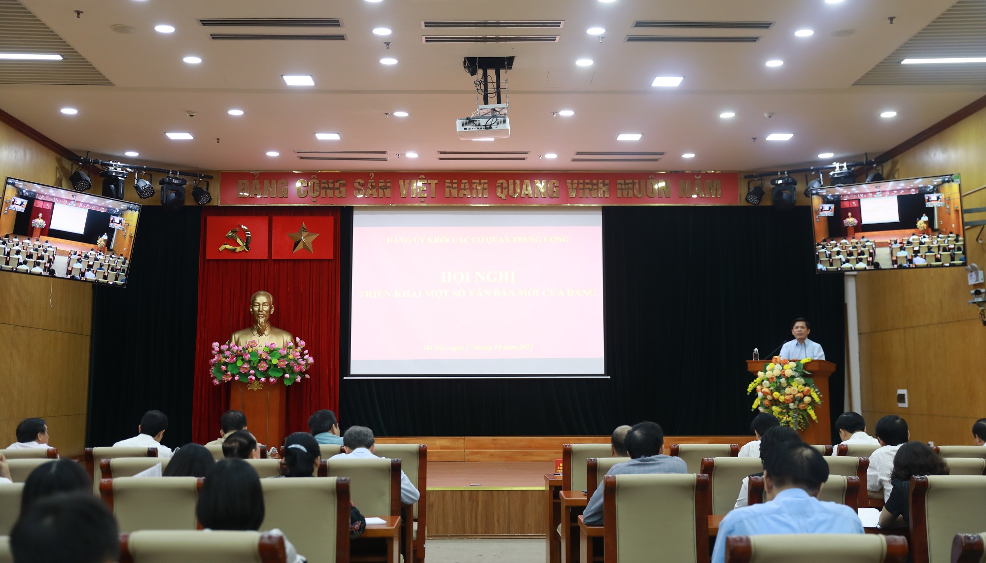 Đ/c Nguyễn Văn Thể, Ủy viên Trung ương Đảng, Bí thư Đảng ủy Khối Các cơ quan Trung ương phát biểu tại Hội nghị triển khai các văn bản mới.