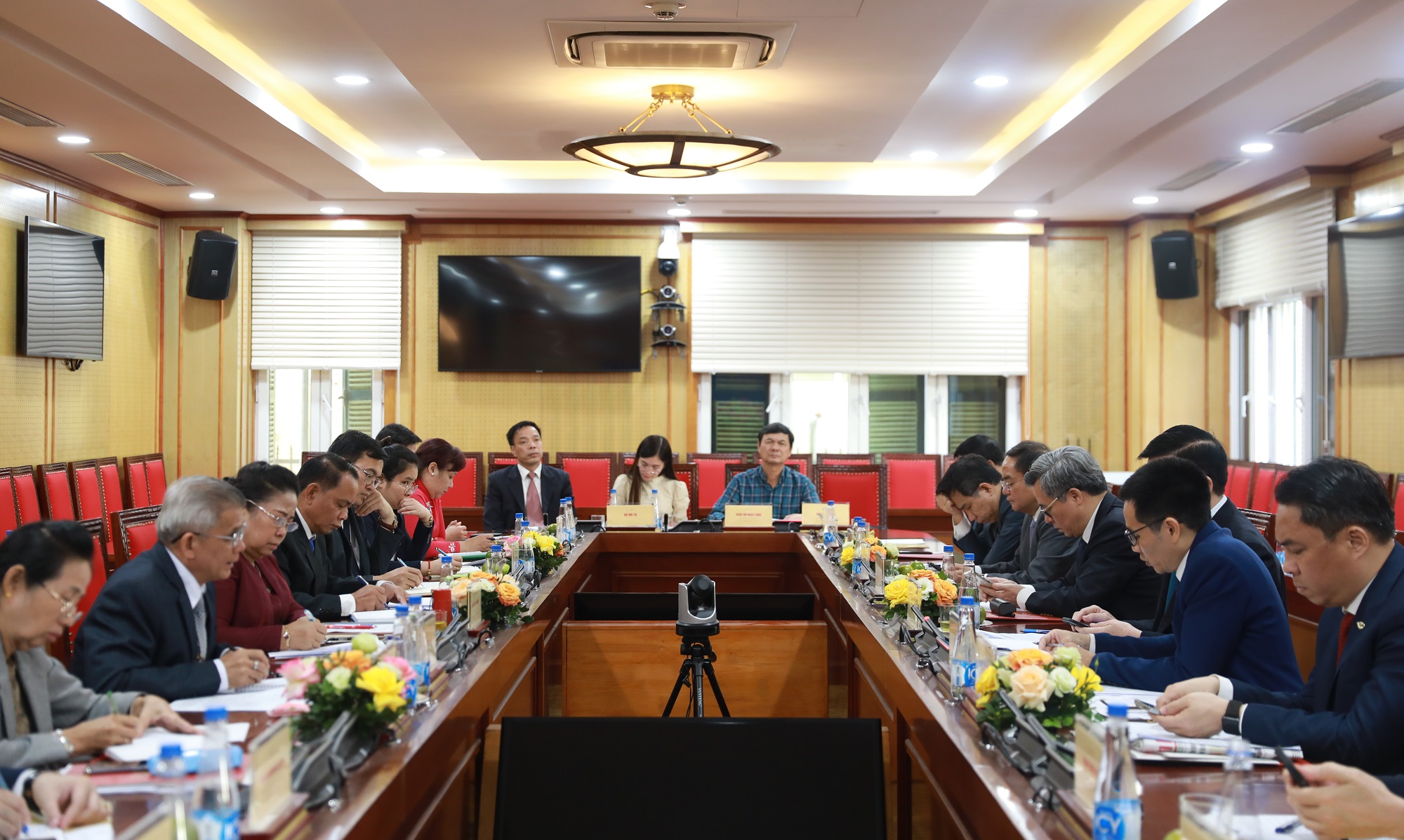 Đ/c Ngô Minh Tuấn (ngoài cùng bên phải, hàng cuối) thông tin kết quả hợp tác giữa Tạp chí Xây dựng Đảng và Tạp chí Cò-xạng Phắc.