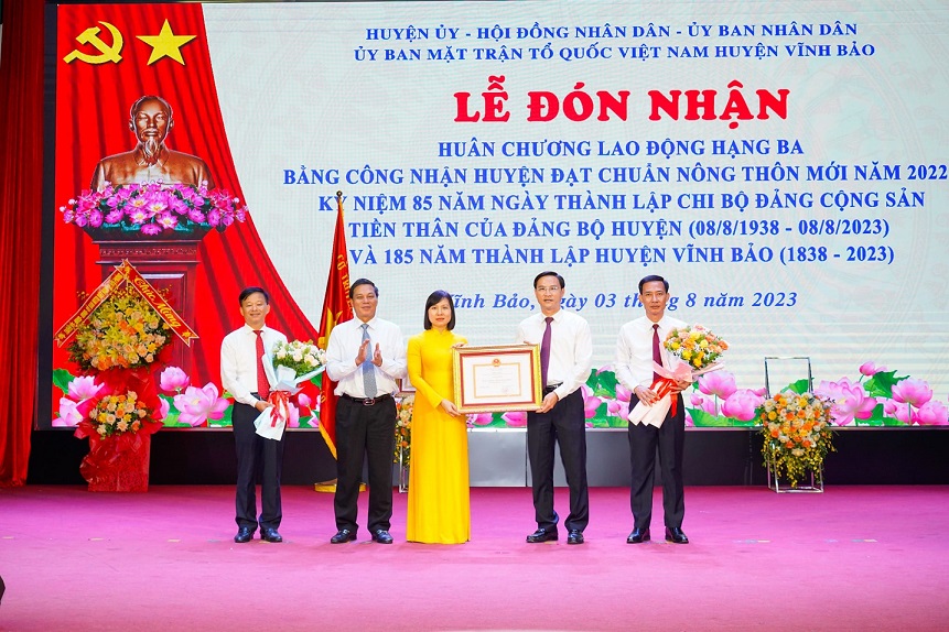 Huyện Vĩnh Bảo đón nhận Bằng công nhận huyện đạt chuẩn nông thôn mới năm 2022.