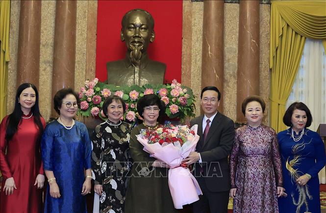 Chủ tịch nước nước Võ Văn Thưởng tặng hoa chúc mừng Hiệp hội Doanh nhân nữ Việt Nam. Ảnh: TTXVN