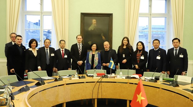 Đồng chí Trương Thị Mai làm việc với Phó Chủ nhiệm Ủy ban Đối ngoại Quốc hội Thụy Điển Morgan Johansson (thứ 5, từ phải sang).