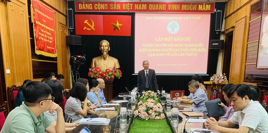 Đồng chí Phan Văn Hùng, Phó Chủ tịch Hội Người cao tuổi phát biểu tại buổi gặp mặt báo chí.