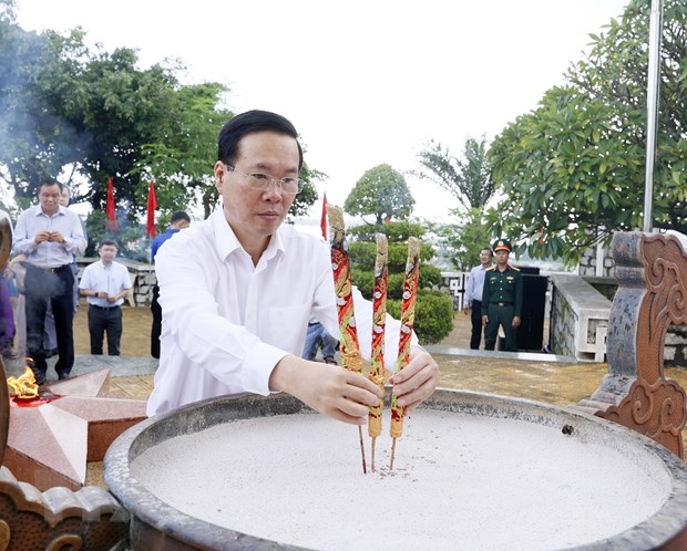 Chủ tịch nước Võ Văn Thưởng dâng hương tại Đài Tưởng niệm Núi Nhạn, thành phố Tuy Hòa. (Ảnh: Thống Nhất/TTXVN).