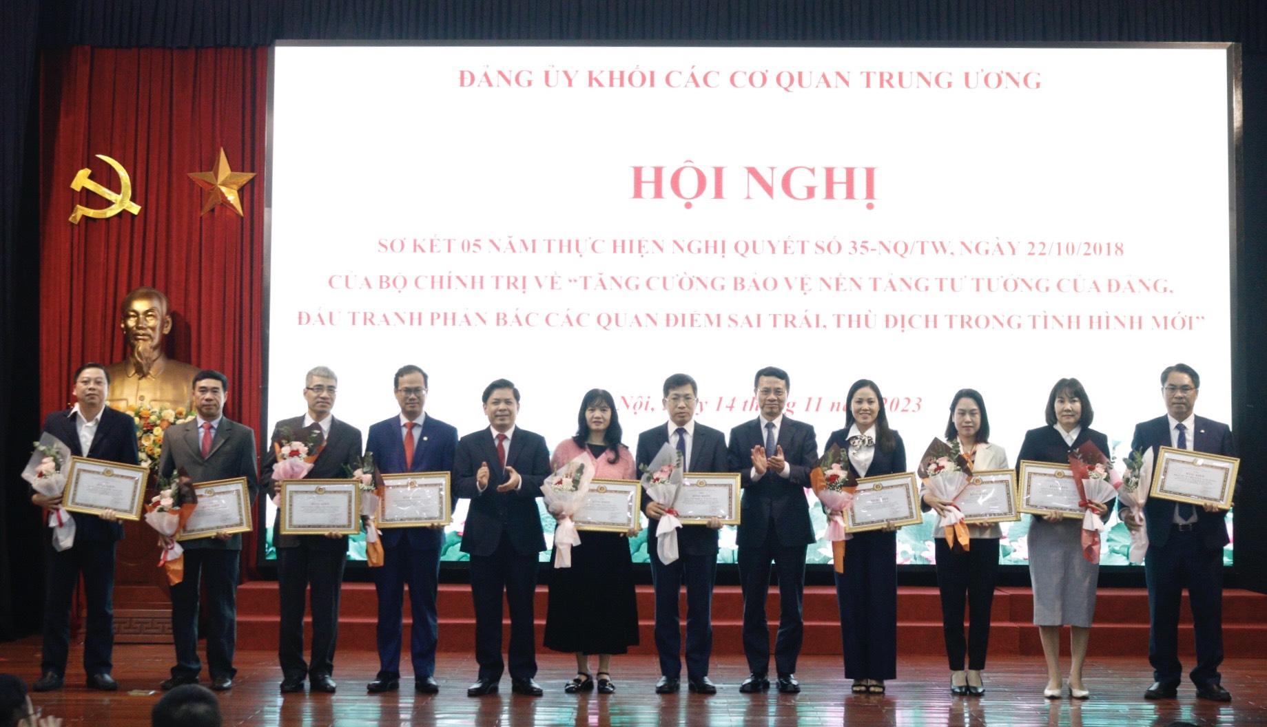 Đ/c Phan Thăng An, Phó Trưởng Ban Tổ chức Trung ương, Phó Bí thư Đảng ủy cơ quan (ngoài cùng, bên phải) đại diện Đảng ủy cơ quan nhận bằng khen tại Hội nghị.