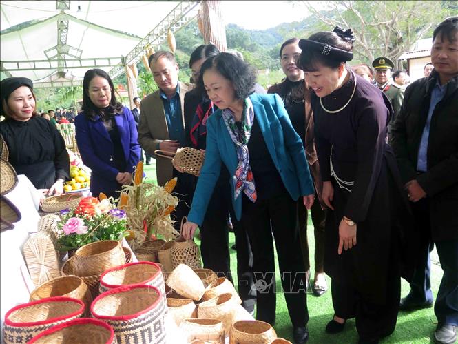 Thường trực Ban Bí thư, Trưởng Ban Tổ chức Trung ương Trương Thị Mai tham quan gian giới thiệu sản phẩm nông nghiệp nông thôn của nhân dân xóm Mỏ Gà.