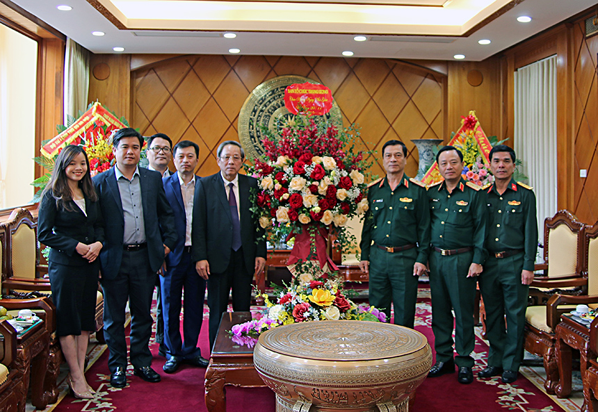 Đồng chí Hoàng Đăng Quang cùng đại diện Cục Đào tạo, bồi dưỡng cán bộ Ban Tổ chức Trung ương tặng hoa chúc mừng Lãnh đạo học viện Quốc phòng nhân ngày Nhà giáo Việt Nam.