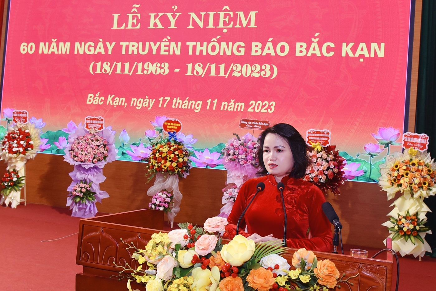 Đồng chí Hà Thị Ngần, Tổng Biên tập Báo Bắc Kạn đọc diễn văn ôn lại chặng đường 60 năm xây dựng và phát triển của Báo Bắc Kạn.