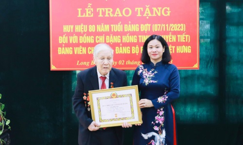 Trao Huy hiệu 80 năm tuổi đảng tặng đảng viên lão thành Đặng Hồng Tinh, nguyên Tổng Biên tập Tạp chí Xây dựng Đảng