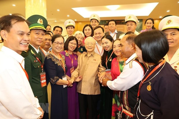 Tổng Bí thư Nguyễn Phú Trọng với đại biểu điển hình tiêu biểu toàn quốc.