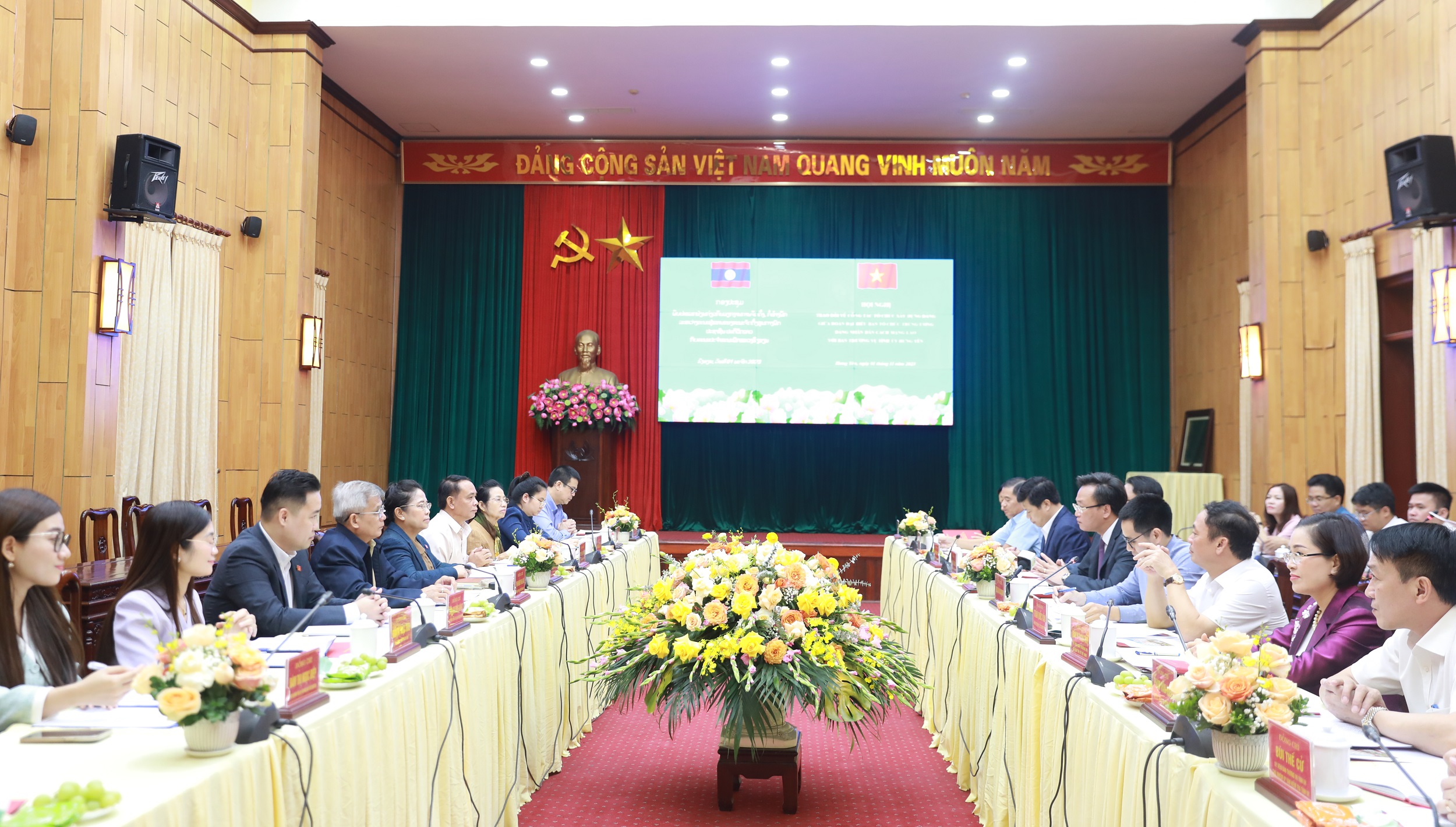 Toàn cảnh buổi làm việc của Đoàn cán bộ Ban Tổ chức Trung ương Đảng NDCM Lào và lãnh đạo tỉnh Hưng Yên.