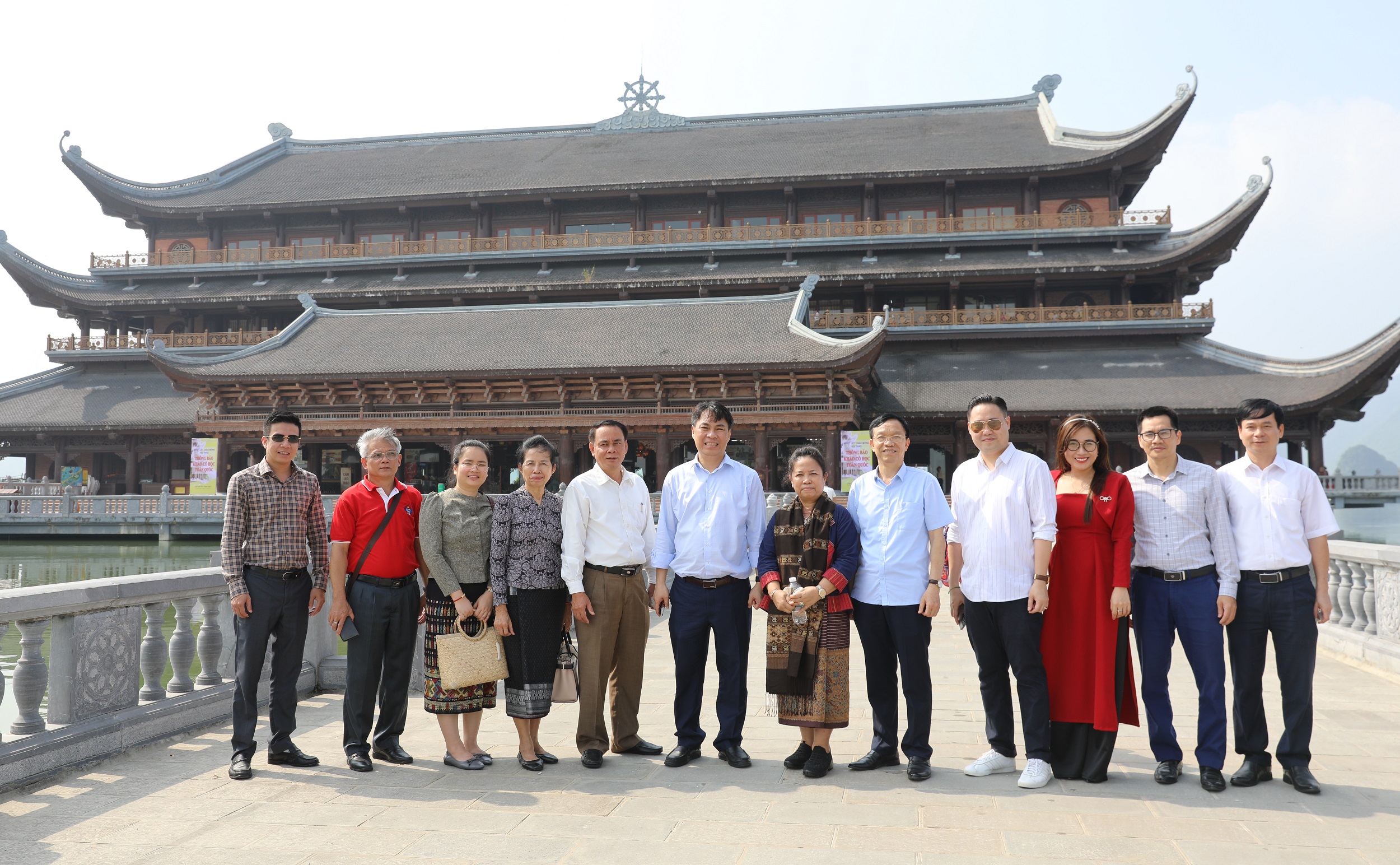 Đoàn chụp ảnh lưu niệm tại quần thể Chùa Tam Chúc.