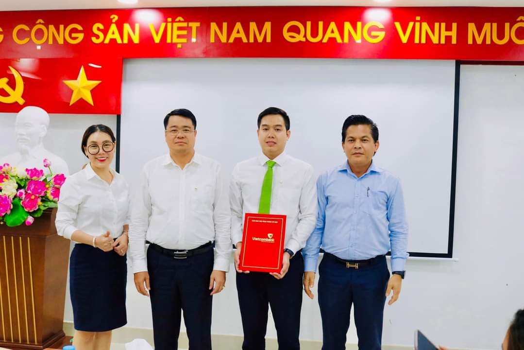 Lễ kết nạp đảng viên tại Chi nhánh Tây Sài Gòn.